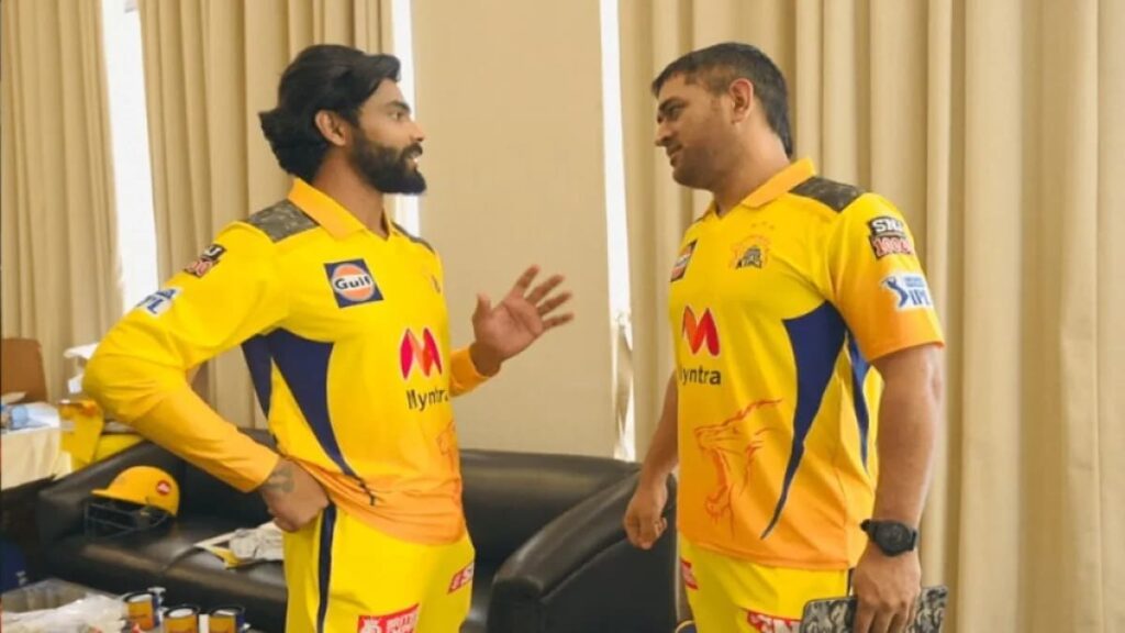 Ravindra Jadeja and MS Dhoni talking